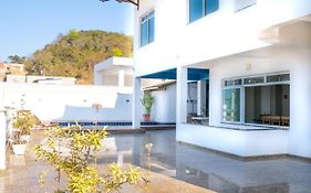Casa de 850m2 e piscina na Praia de Santa Helena.